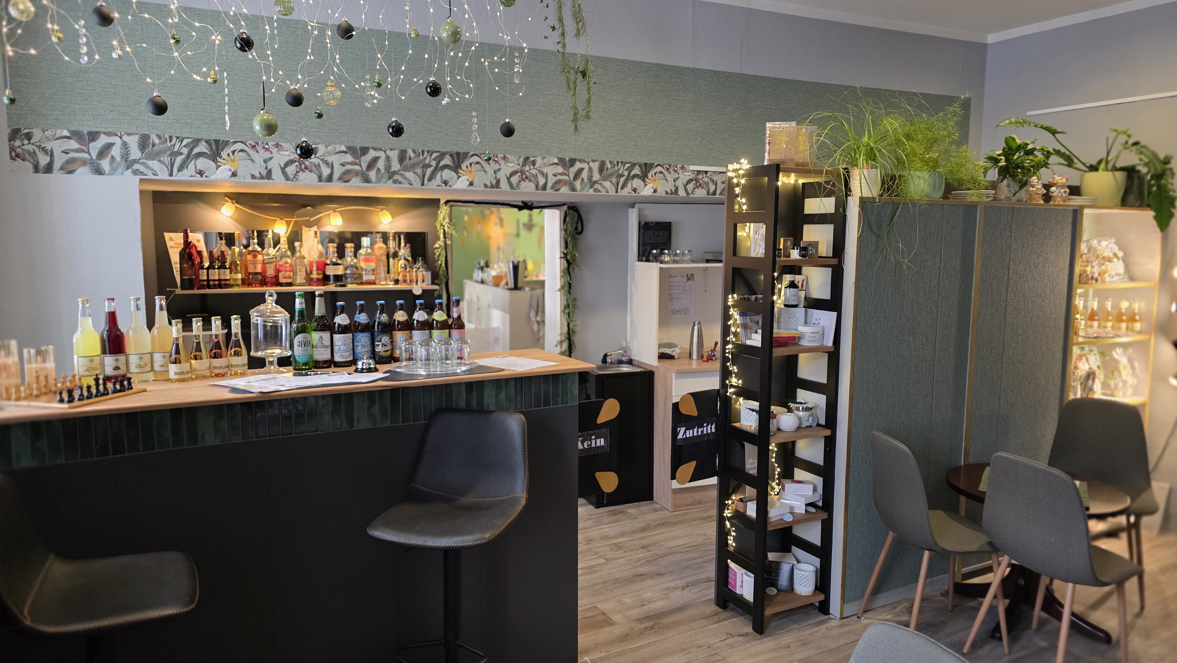 Gemütliche Atmosphäre im Café Beispielname in Berlin Mitte